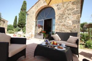 波吉邦西黎莱斯安蒂科博尔戈圣洛伦索酒店的庭院配有两把椅子和一张桌子,上面有食物