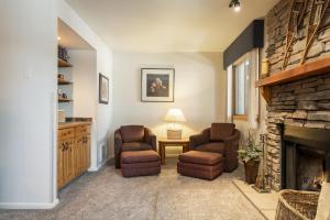 帕克城SNOW FLOWER 067 condo的客厅配有两把椅子和壁炉