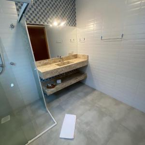 坎波斯杜若尔当Pousada Alpes Azul的一间带水槽和淋浴的浴室