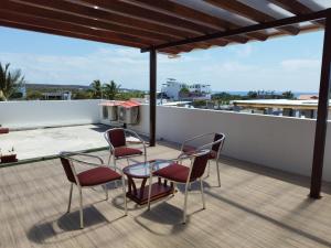 阿约拉港加拉帕戈斯海洋之梦旅舍的屋顶上带桌椅的天井
