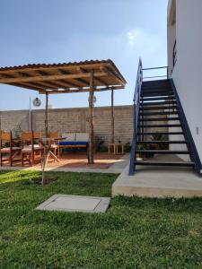 Tlalixtac de CabreraCasa las Galias.的通往带桌子和野餐桌的庭院的蓝色楼梯