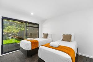陶波Blue Dun Views - Taupo的带窗户的客房内的两张床