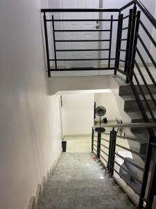 阿布贾Entire Serviced Two bedroom duplex Abuja - 24hr WIFI, POWER, OFFICE, FULL KITCHEN的楼梯间,有螺旋楼梯的建筑