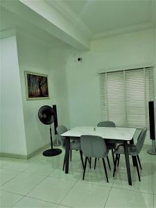阿布贾Entire Serviced Two bedroom duplex Abuja - 24hr WIFI, POWER, OFFICE, FULL KITCHEN的白色的用餐室配有桌椅