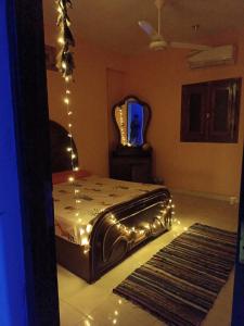 达哈布Private room in Dahab,10 minutes to sea的一间卧室配有一张带灯和镜子的床