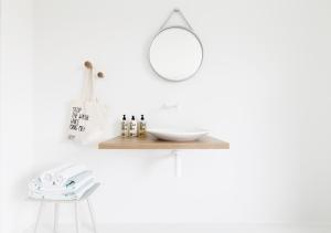 TielrodeLogieslogees的白色的浴室设有木制架子和镜子