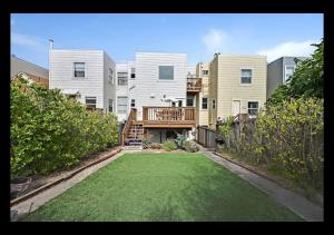 旧金山Big Lux Home w/Beaches, Golden Gate Park & Bridge.的楼前带草坪的院子
