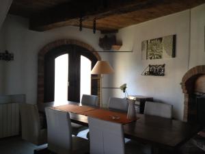 蒙巴鲁佐Altes Backhaus in Maranzana的一间带木桌和椅子的用餐室