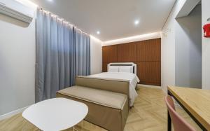 春川Number25 Hotel Namchuncheon的一间医院间,配有两张床和一张桌子