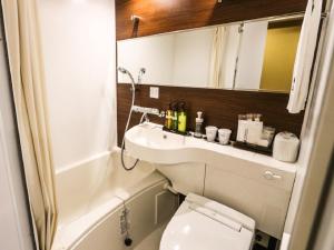 安约马奇HOTEL LiVEMAX Mikawaanjo Ekimae的浴室配有卫生间、盥洗盆和浴缸。