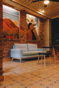 伊瓦格Bunde Haus Hotel EXPRESS BOUTIQUE的客厅配有沙发和墙上的绘画