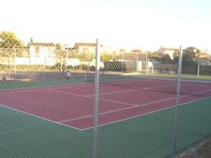 旺德雷Maison Vendres, 5 pièces, 10 personnes - FR-1-701-15的网球场和2个网球场