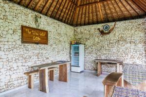 珀尼达岛The Tukad Gepuh Cottage and Resto的配有冰箱和桌椅的客房