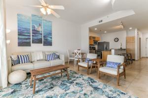 加尔维斯敦Galveston Luxury High Rise Oceanfront的客厅配有沙发和桌子