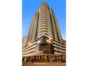 达尔文Executive Studio Darwin CBD (Water Views)的前面有路灯的高楼