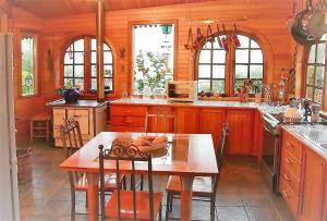 圣何塞德迈波Casa La Montaña的厨房配有木制橱柜和桌椅