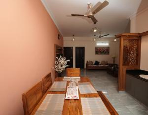 古鲁瓦尤尔AVANTI CASTELLO的一间带桌子的用餐室和一间客厅