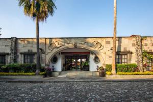 库埃纳瓦卡Ex Hacienda Santa Cecilia的棕榈树建筑的入口