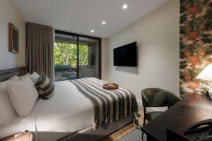 悉尼202 Elizabeth的酒店客房设有一张大床和一张书桌。