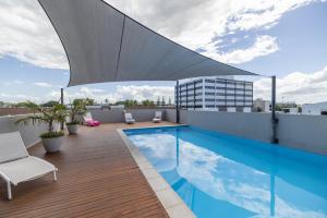 麦凯Aligned Corporate Residences Mackay的一座带游泳池的屋顶露台