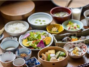 YuzawaYukemuri no Yado Inazumi Onsen的餐桌上放着一碗食物和米饭