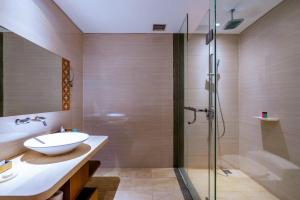努沙杜瓦VOUK Hotel and Suites Nusa Dua Bali的一间带水槽和淋浴的浴室