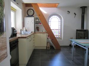 卡莫日诺拉托蕾度假屋的一间位于客房中间的带楼梯的厨房