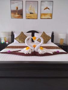 高兰Beach Home Lanta的一张带两个天鹅的毛巾床