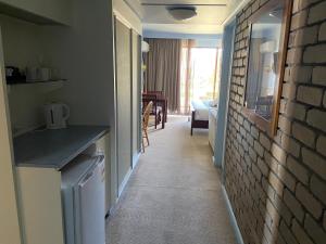 莱克斯恩特伦斯亚伯塔斯曼海滨汽车旅馆 的走廊设有厨房和客厅