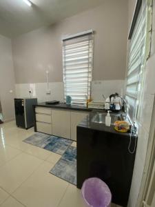 甲抛峇底Homestay Aalaiya Bertam Kepala Batas - Fully Aircond的厨房配有水槽和台面