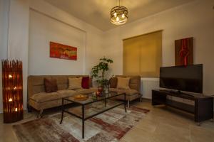 基佩朗达Villa Callisto by AgroHolidays的带沙发和平面电视的客厅
