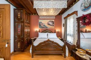 罗德镇Mythic Spa Villa的一间卧室配有一张床和一个吊灯