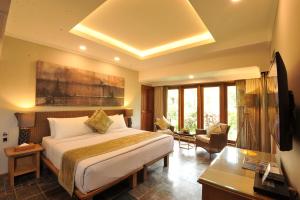 勒吉安普瑞拉加酒店的酒店客房设有一张床、一张书桌和窗户。