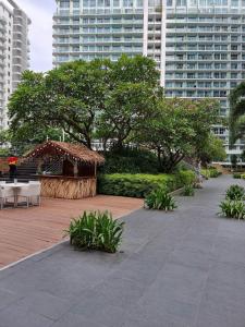 马尼拉Azure urban residences 1BR Unit fits max 3 persons的庭院,设有凉亭、树木和建筑