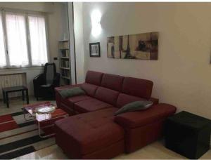 博洛尼亚Splendido appartamento in zona fiera a bologna的客厅配有红色的沙发和桌子
