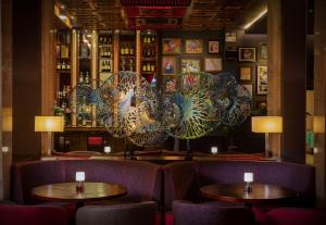 暹粒THE PRIVILEGE FLOOR by Lotus Blanc的餐厅设有两张桌子和紫色椅子