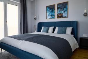达默Dahmeloft的卧室内的蓝色床头板