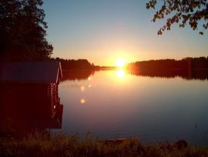 Jaala奥兰托拉酒店的日落在湖上,太阳在水面上反射