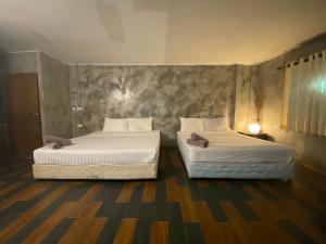 沙美岛月牙湾度假酒店的两张睡床彼此相邻,位于一个房间里