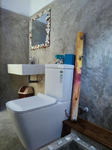 康提Barefoot Inn Kandy的一间带卫生间、水槽和镜子的浴室