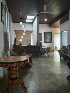 康提Barefoot Inn Kandy的客厅配有桌子和钢琴