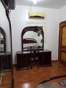 法尤姆Azzam Guest House 2 families only的客房内的梳妆台和镜子