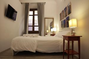 佛罗伦萨青铜马酒店的一间卧室配有一张床,上面有两条毛巾