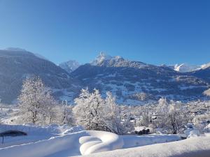 施伦斯蒙特约拉诺娃酒店的雪覆盖的山谷,以群山为背景