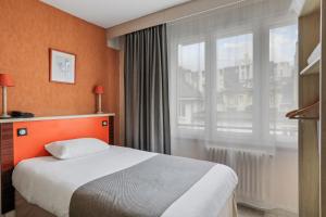 鲁昂Urban Style hotel de l'Europe的酒店客房设有一张床和一个大窗户