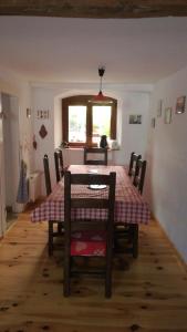 LohrLe havre de grès的一间带桌椅和窗户的用餐室