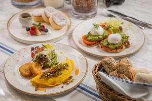 香港香港数码港艾美酒店的餐桌,盘子和一篮面包