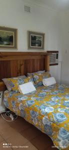 Immaculate 2-Bed Garden Cottage in Beaufort West客房内的一张或多张床位