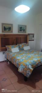 博福特西Immaculate 2-Bed Garden Cottage in Beaufort West的一间卧室配有一张带彩色毯子的床