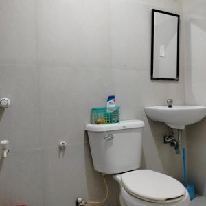 伊洛伊洛Guest Homey的浴室配有白色卫生间和盥洗盆。